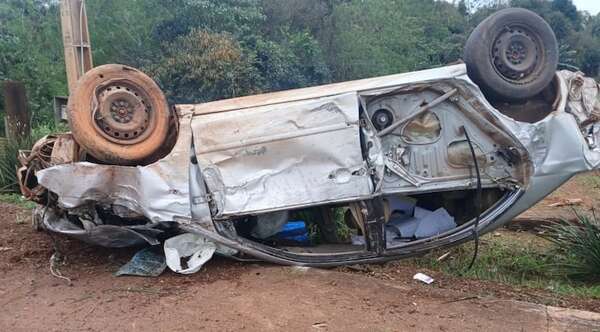 Conductor sufre varias lesiones tras chocar y volcar con su vehículo - Noticiero Paraguay