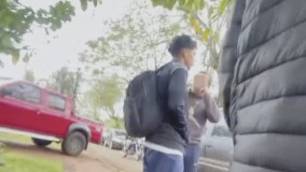 Escupió en la cara al compañero de su hijo