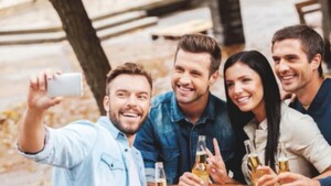 “Mis amigos vienen a casa a tomar y mi novia se sienta entre nosotros"
