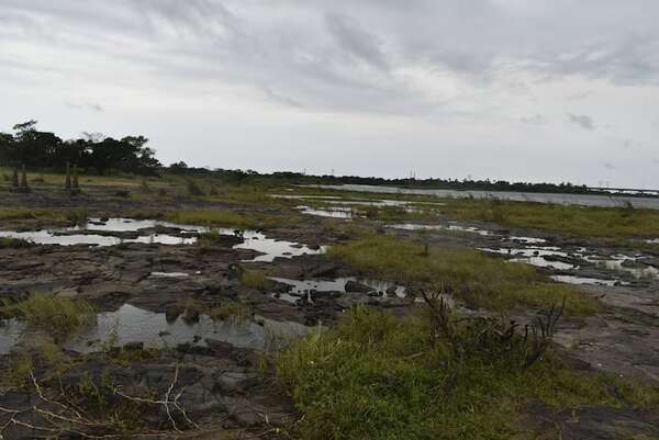 La altura del río Paraná es solamente de 40 centímetros en puerto de Ayolas - Nacionales - ABC Color