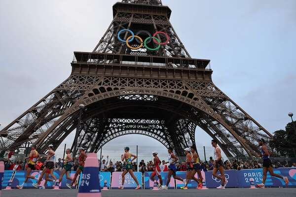 Vídeo: detenido un hombre en París tras escalar la Torre Eiffel - Mundo - ABC Color