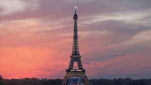 Detienen a un hombre que escalaba la torre Eiffel