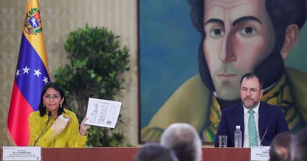 La Nación / Vicepresidenta de Maduro presenta pruebas de falsificación de las actas de la oposición