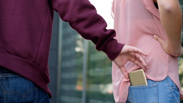 Un hombre habría robado un celular, se arrepintió y devolvió
