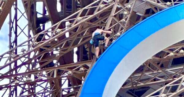 La Nación / Detienen a un hombre por escalar la Torre Eiffel