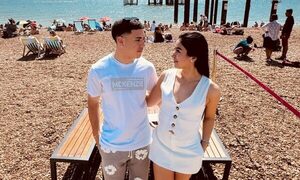 Enso González, de amores con su novia miss en la ciudad de Enciso