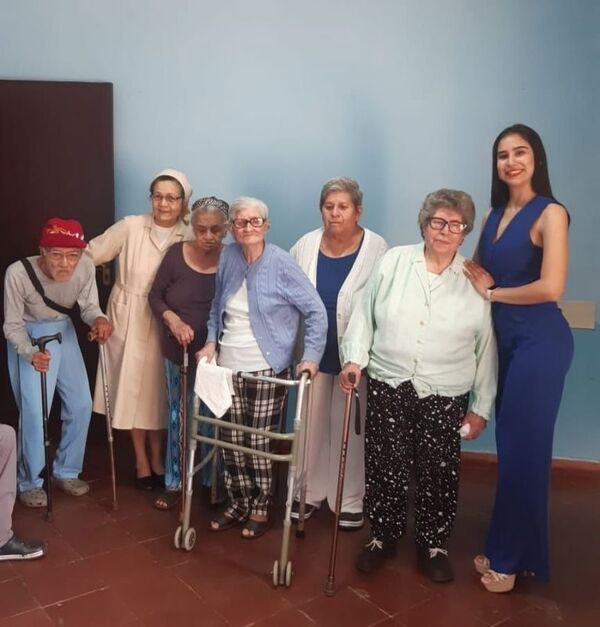 Miss Paraguari visitó a abuelitos