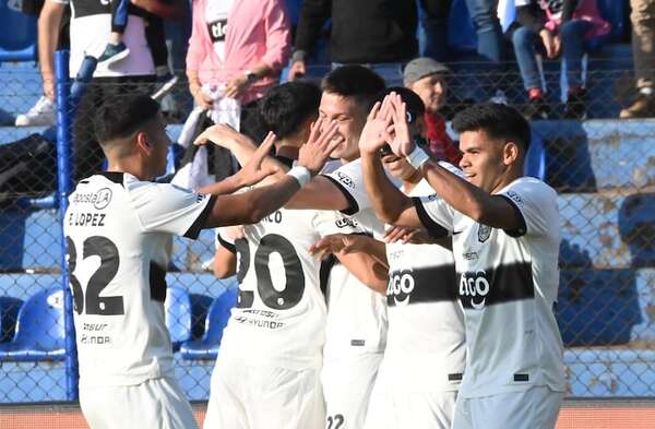 Olimpia llega a la cúspide, goleando a Libertad - Fútbol - ABC Color