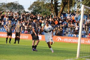 Versus / Un Olimpia perfecto humilla a Libertad que sigue desinflándose