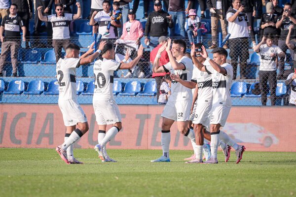 Tercer triunfo consecutivo del Decano que golea a Libertad y lidera