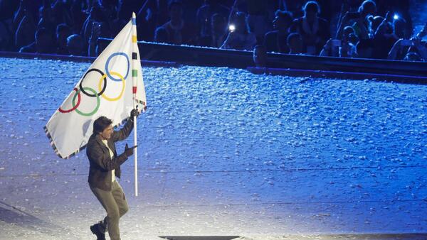 Los Ángeles 2028 recibe de París la bandera olímpica