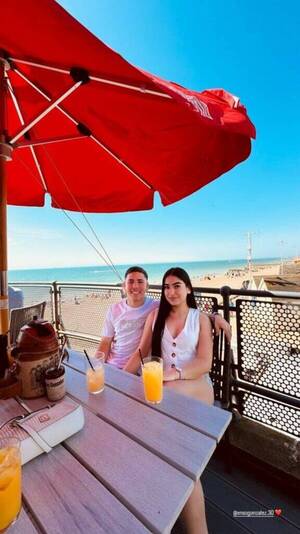 Un “domingo diferente” para Enso en Inglaterra: con su pareja a la orilla del mar