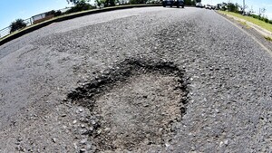 La Costanera Norte está minada de baches y exigen solución a Nenecho