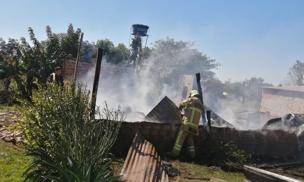 Niño que jugaba con fósforos provocó el incendio total de su casa en Km 12 Acaray – Diario TNPRESS
