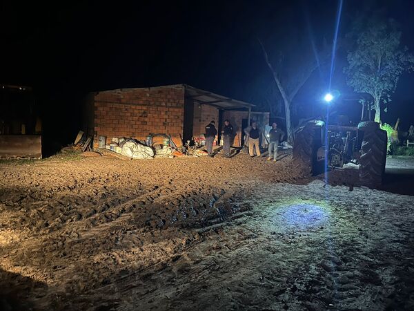 Grupo armado irrumpe arrocera, robando vehículo y objetos de valor