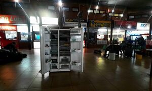 Instalan heladera literaria en terminal de CDE