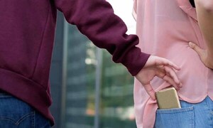 Un hombre habría robado un celular, se arrepintió y lo devolvió – Prensa 5