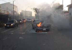 Vehículo se incendió en plena avenida Sacramento - Nacionales - ABC Color