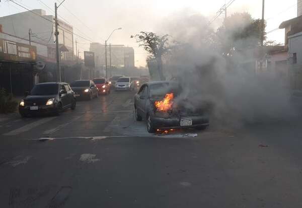 Vehículo se incendió en plena avenida Sacramento - Nacionales - ABC Color