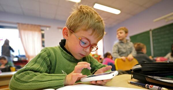La Nación / Prohíben teléfonos en escuelas porteñas para mitigar distracciones