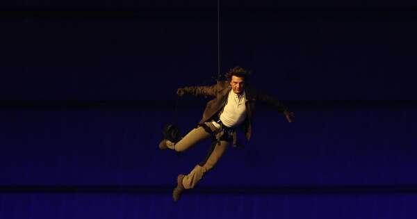 La Nación / Al estilo “Misión imposible”, Tom Cruise irrumpió en clausura de París 2024