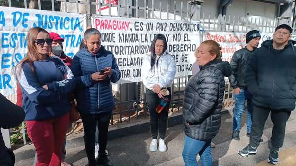 Piden levantar restricciones que pesan sobre sus esposos presos en Emboscada - Nacionales - ABC Color