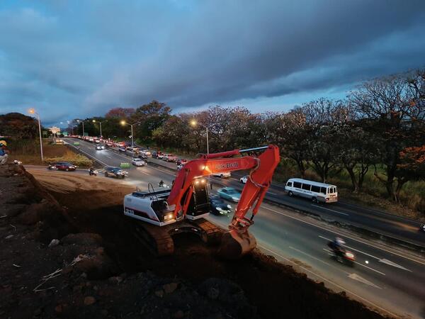 La eficiencia de la excavadora Link-Belt en la expansión de la infraestructura vial en San José, Costa Rica - Amigo Camionero