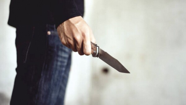 Fue a visitar a su hijo y el actual de su ex le clavó