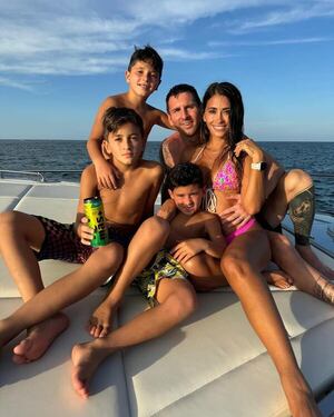 ¡Mirá las fotos del finde veraniego de Messi y su familia! - Gente - ABC Color