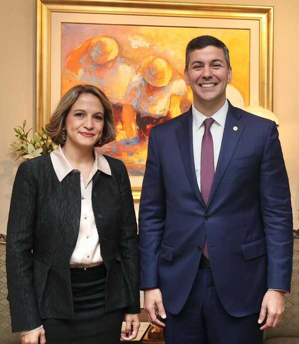Santiago Peña agradece a la ministra de gabinete Lea Giménez - Unicanal