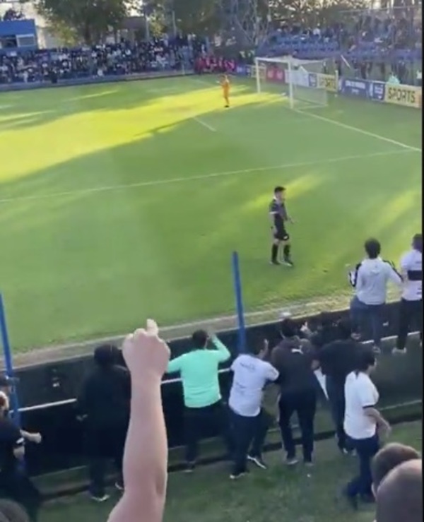 [VIDEO] Hinchas del Olimpia les dijeron de todo a este jugador ¿Qué pasó?