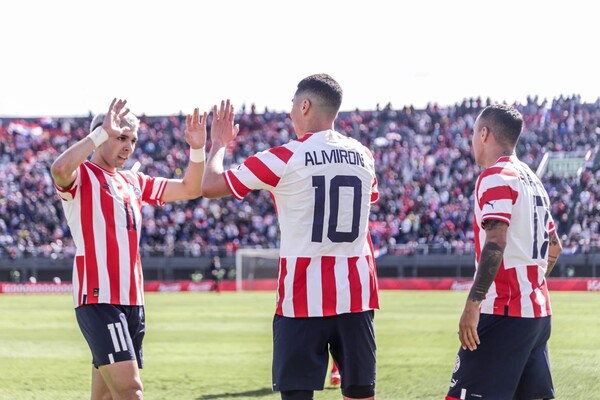 Eliminatorias: Se oficializó equipo arbitral para los próximos encuentros de la Albirroja - trece