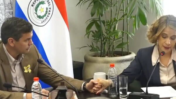 Video: Entre lágrimas y agarrados de la mano, la despedida entre Lea y Peña