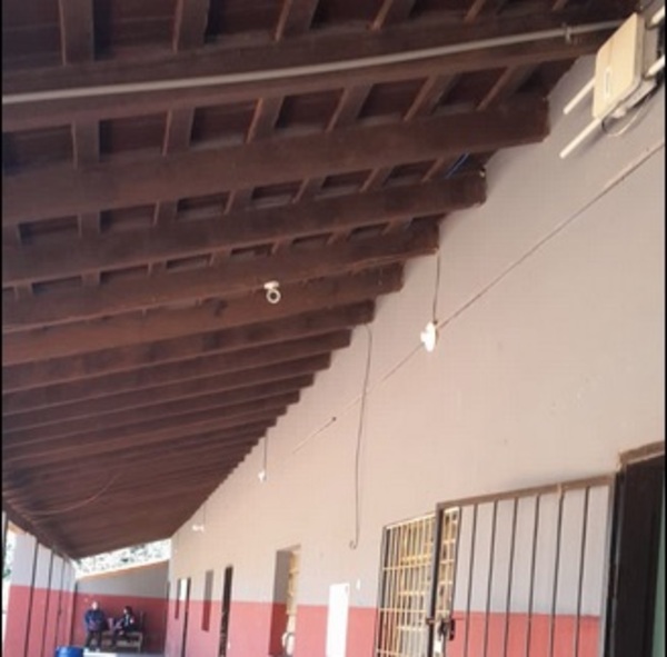 Ladrón se llevó todos los focos del corredor de un colegio