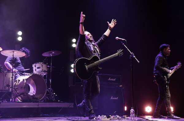 Salamandra llena el Teatro Municipal con su rock incandescente - Música - ABC Color