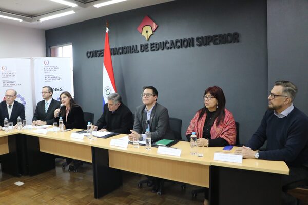 Presentan equipo multidisciplinario para evaluar las carreras de Medicina en Paraguay - El Trueno