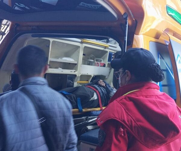 Trabajador sufre lesiones tras caer en obra de construcción