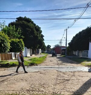 Vecinos reparan su calle ante la falta de respuesta de la municipalidad » San Lorenzo PY