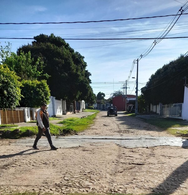 Vecinos reparan su calle ante la falta de respuesta de la municipalidad » San Lorenzo PY