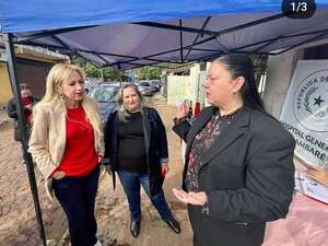 Critican que directora del hospital de Lambaré y concejala hacen campaña, mientras institución es rodeada de basura - Nacionales - ABC Color
