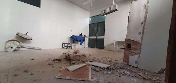 Servicio de quirófano suspendido tras derrumbe de una sala del hospital de Hernandarias - ABC en el Este - ABC Color