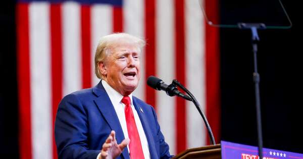 La Nación / Trump presenta una millonaria demanda