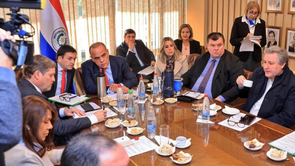 Desde fariseo hasta Efraín de ANR se le tildó como bienvenida a Abdo