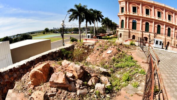Asunción sucia y rota: Varias plazas en pésimo estado a 2 días del aniversario