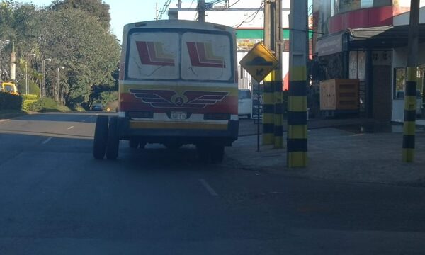 Bus chatarra queda sin ruedas