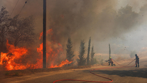 Continua la tenaz lucha contra los devastadores incendios forestales en Grecia - .::Agencia IP::.