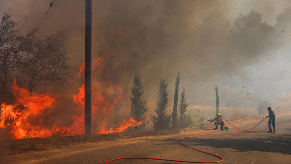 Continua la tenaz lucha contra los devastadores incendios forestales en Grecia - .::Agencia IP::.