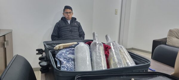 Cae seminarista mexicano con metanfetamina escondida en botellas de tequila - trece