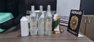 Detenido en el aeropuerto: mexicano que decía ser diácono escondía drogas en botellas de tequila