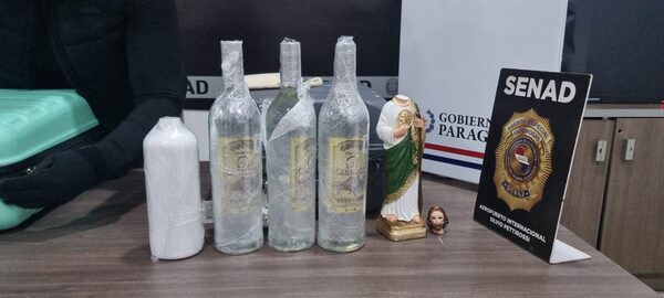 Detenido en el aeropuerto: mexicano que decía ser diácono escondía drogas en botellas de tequila